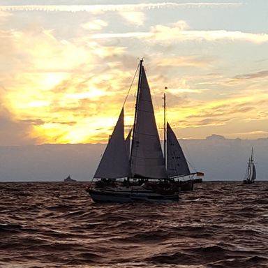 das Segelboot im Sonnenuntergang | Entspannung.plus